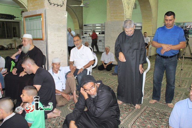 كفرقاسم -فيديو : جموع المصلين يؤدون صلاة عيد الفطر السعيد في مسجد ابي بكر الصديق .. وتتصافح الايدي وتتعانق الرقاب وسط فرحة عارمة